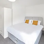 Host & - Clarendon Apartament *