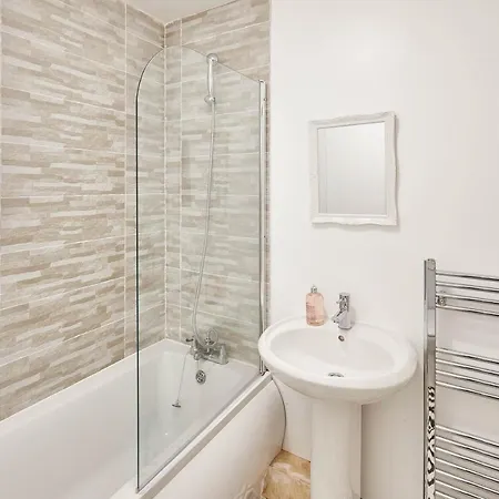 Host & - Clarendon Apartment