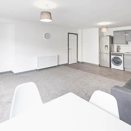 Host & - Clarendon Apartment *