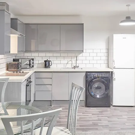Host & - Clarendon Apartament
