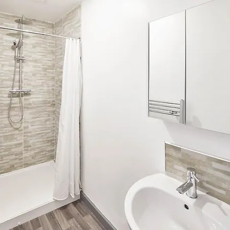 Host & - Clarendon Apartament