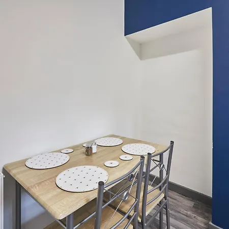 Host & - Clarendon Apartment